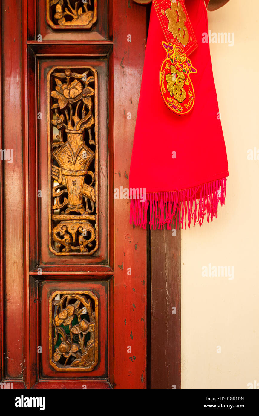 Rénovation en bois sculpté sur les portes à l'intérieur de Temple Teochew Han Jiang à Georgetown, Penang, Malaisie Banque D'Images