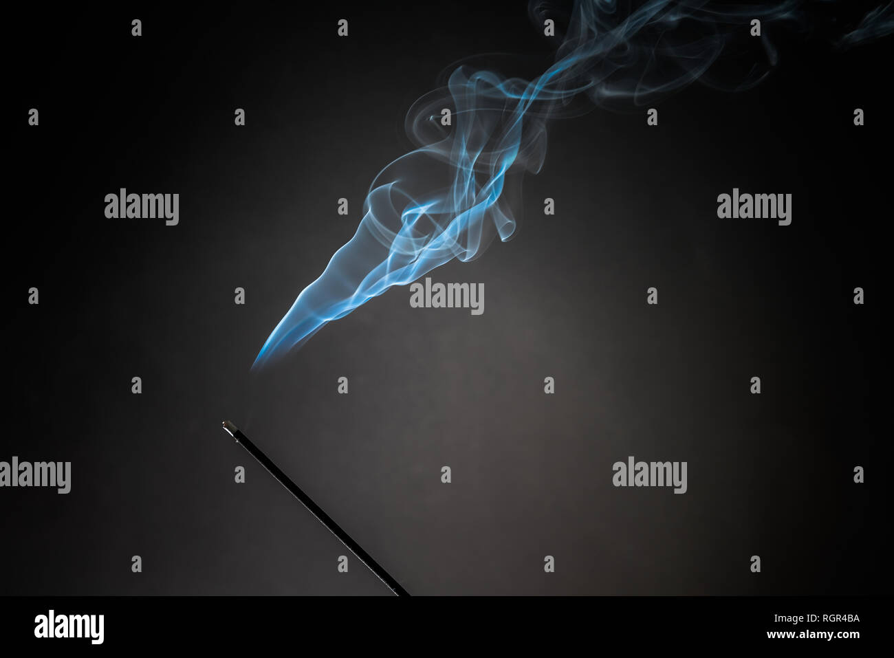 Fumeurs bâton d'encens avec de la fumée qui monte à fond noir. Thème de pure relaxation, fumée, vapeur, fumée et brouillard brouillard vagues effet Banque D'Images