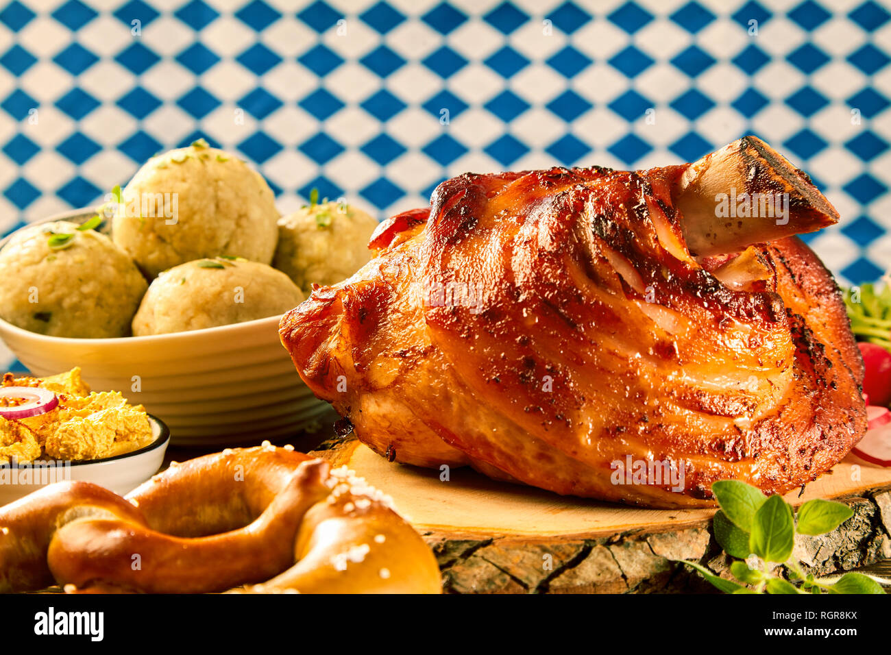 Un croustillant de porc rôti servi sur la fusée d'un bloc en bois rustique avec des plats généreux côté gastronomique. Banque D'Images