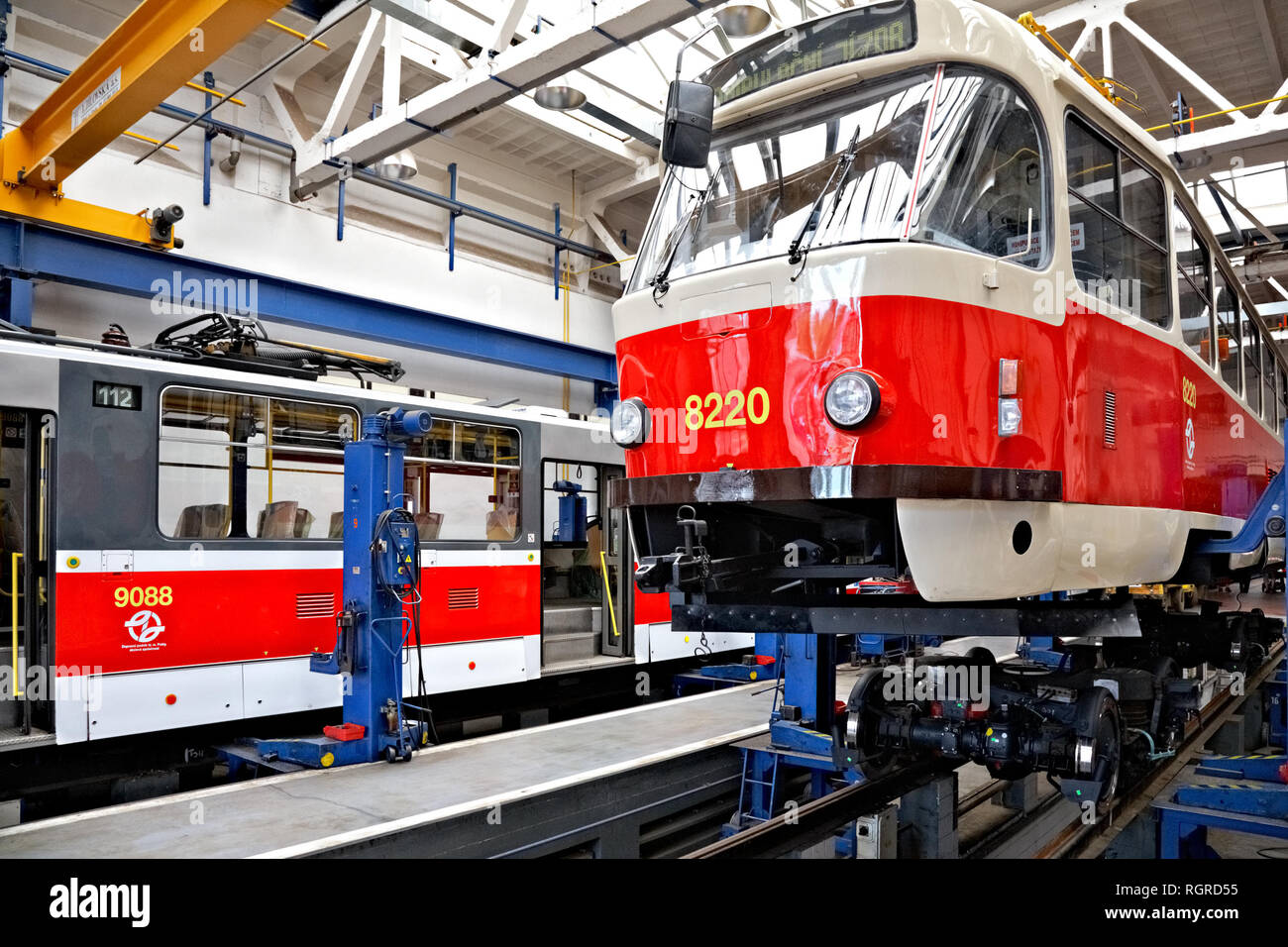 Des tramways dans des ateliers en Depot Hostivar, Prague Banque D'Images