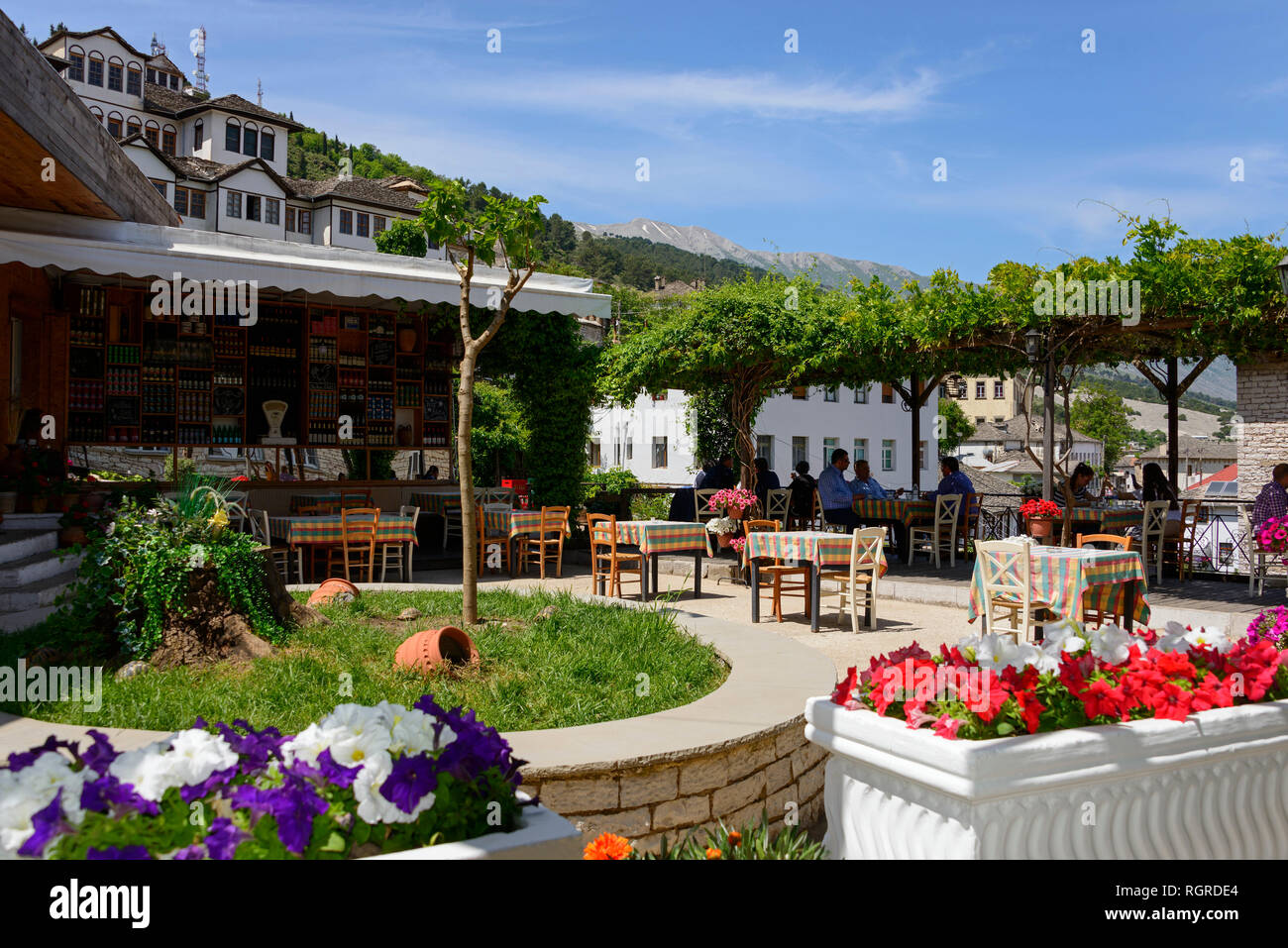 Restaurant, près de mosquée, Taverna, Kuka de Gjirokastër, Saranda, Albanie Banque D'Images