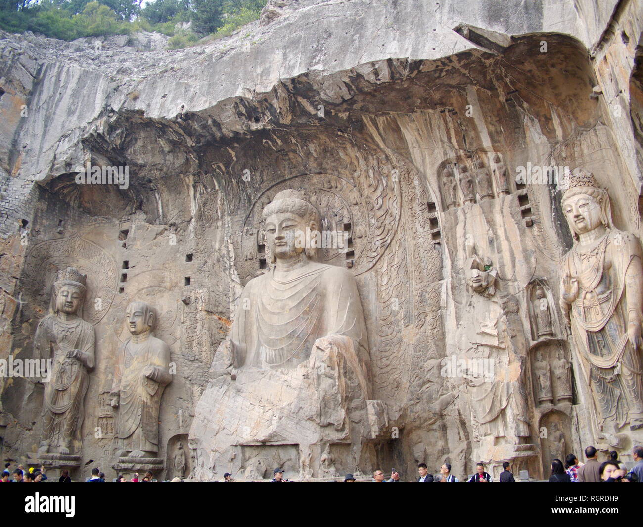 Grottes de Longmen à Luoyang. Bouddha cassée et les grottes et sculptures de pierre dans les grottes de Longmen à Luoyang, Chine. Prises en octobre 2018 14. Banque D'Images