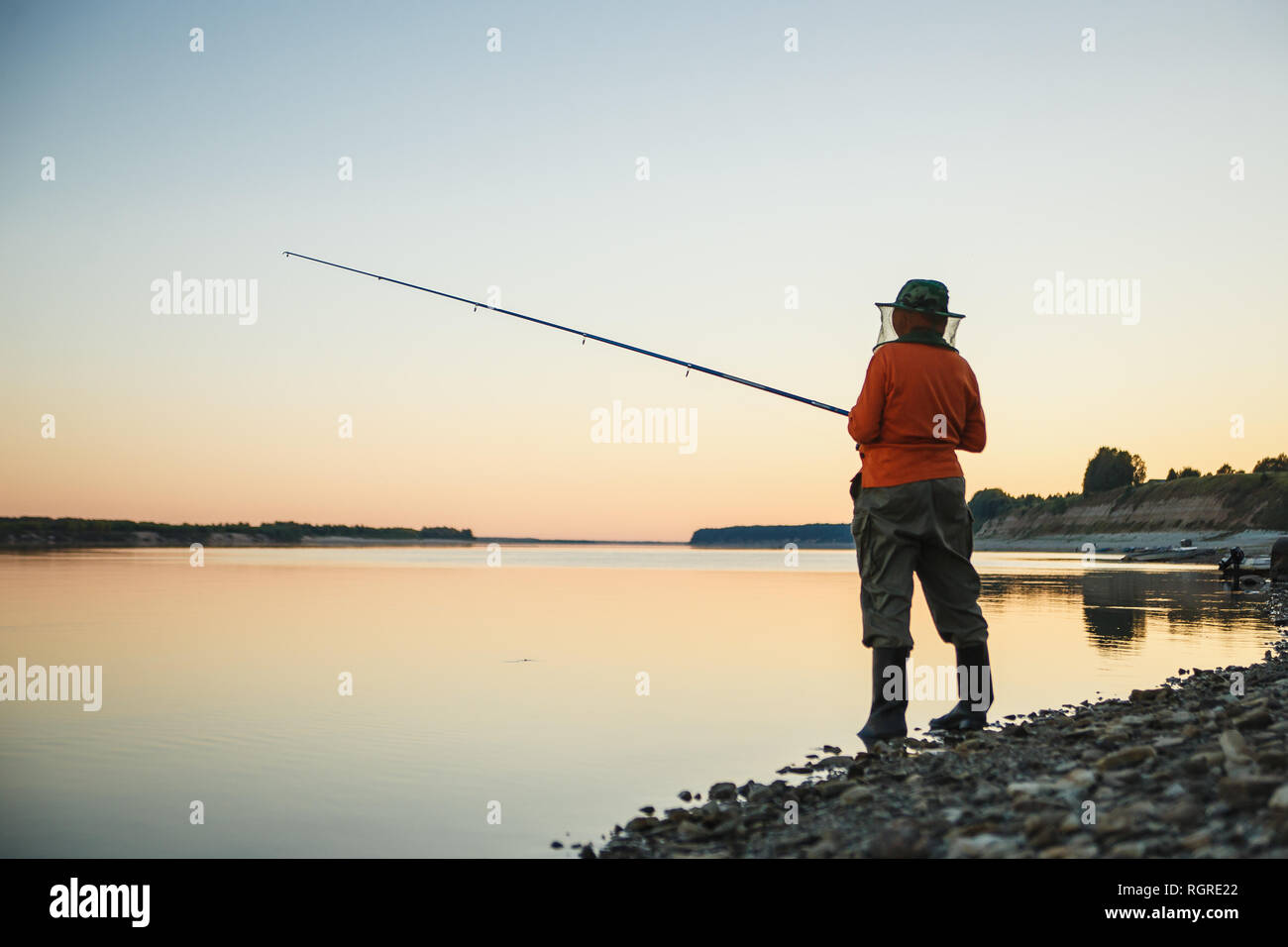 Jeune femme en moustiquaire pêcher avec la canne à pêche dans la soirée  Photo Stock - Alamy