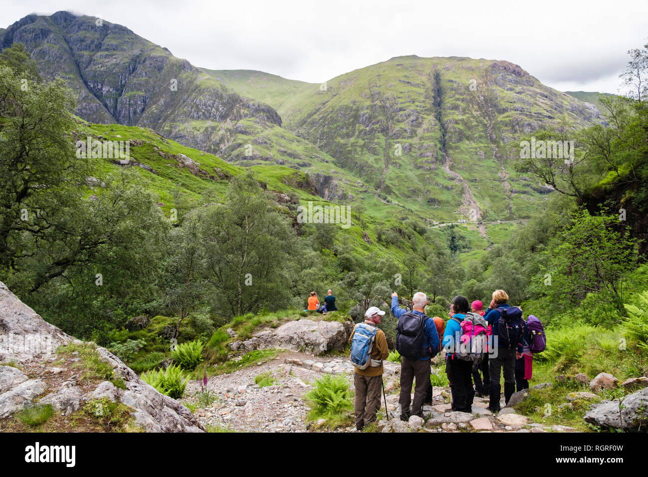 Groupe de randonneurs sur le chemin de la vallée perdue ou Coire Gabhail à la vue d'en suis Bodach dans toute la montagne col de Glen Coe. Glencoe Highland Ecosse UK Banque D'Images