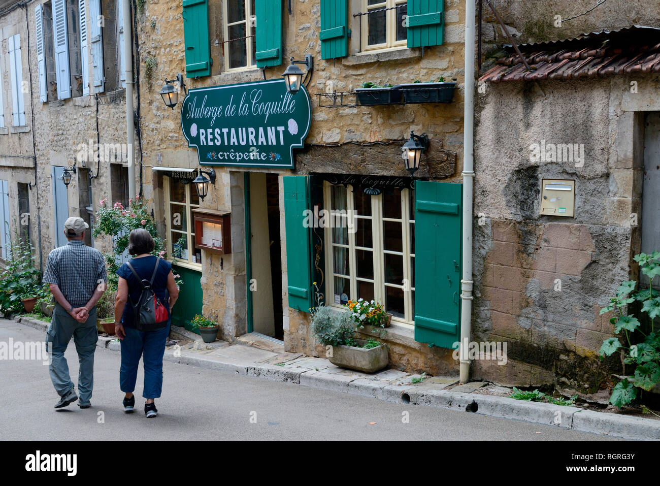 Vézelay, Dorfstrasse mit Restaurant, Vézelay, Burgund, Departement Yonne, Frankreich, Europa, Frankreich Banque D'Images