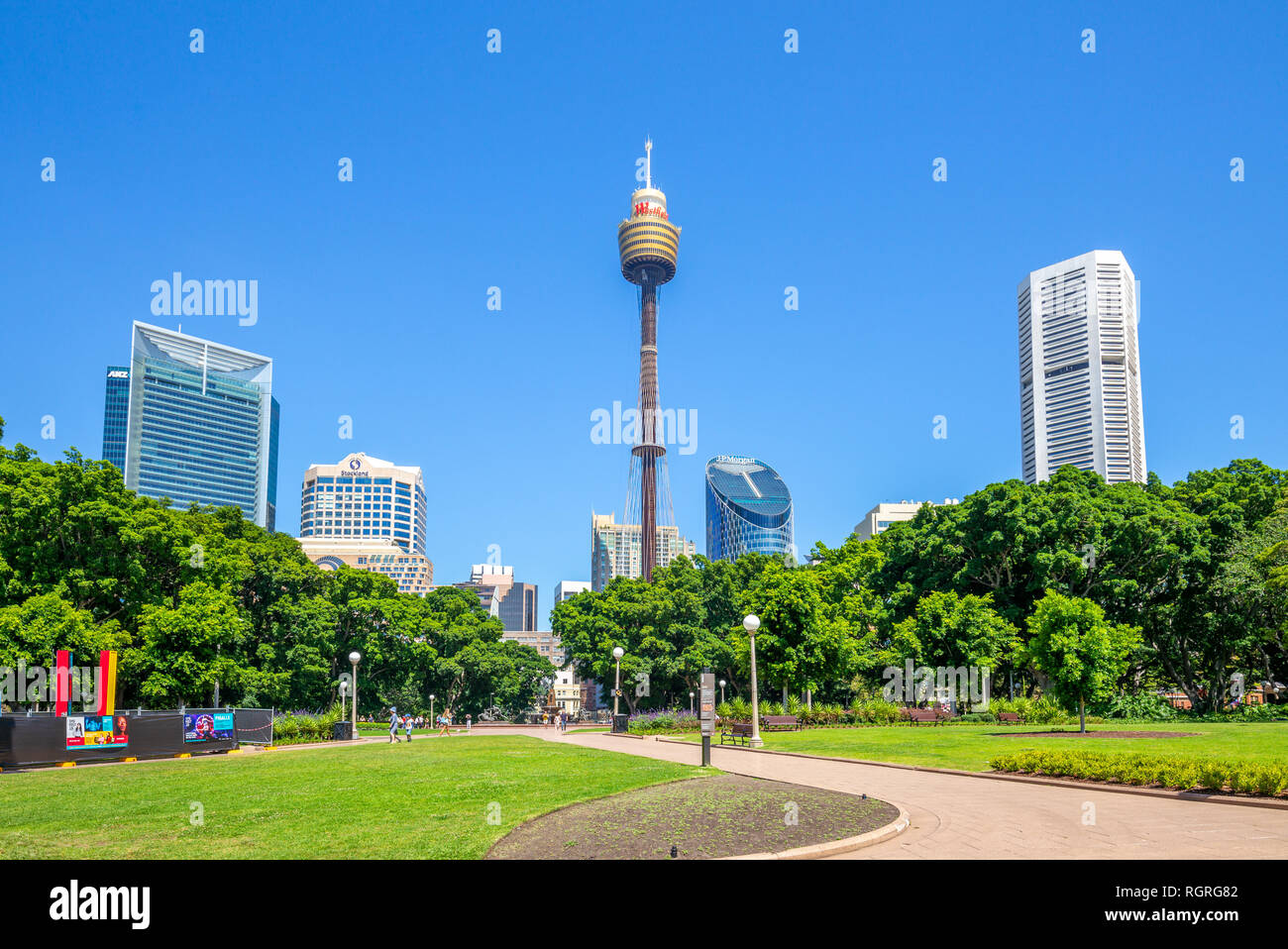 Sydney, Australie - le 5 janvier 2019 : Tour de Sydney et de Hyde park. Sydney Tower est la plus haute structure dans cette ville, et Hyde Park est le plus ancien publi Banque D'Images