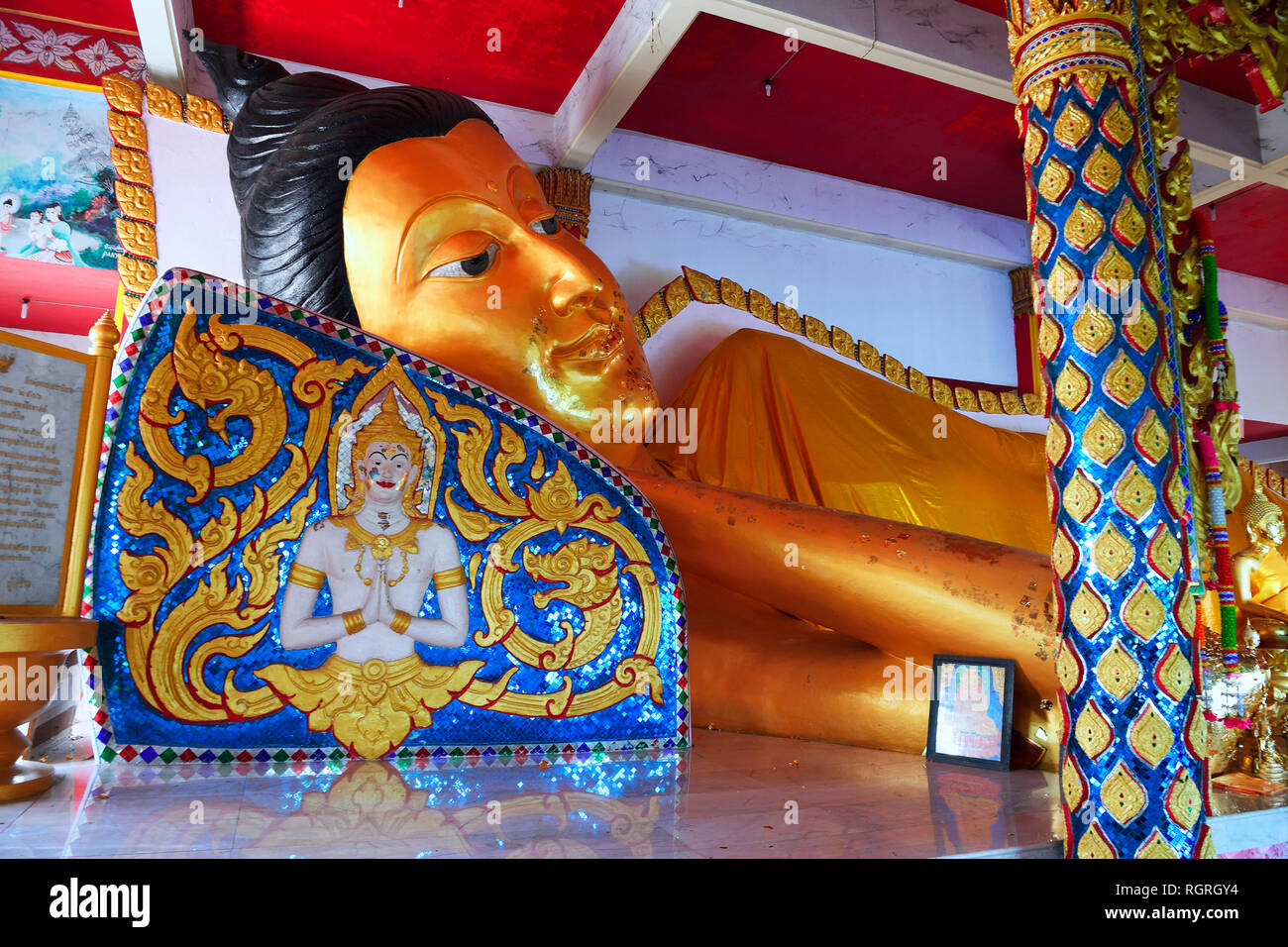 Liegender Buddha, Wat Srisoonthron Tempel, Koh Siray, Thaïlande Banque D'Images