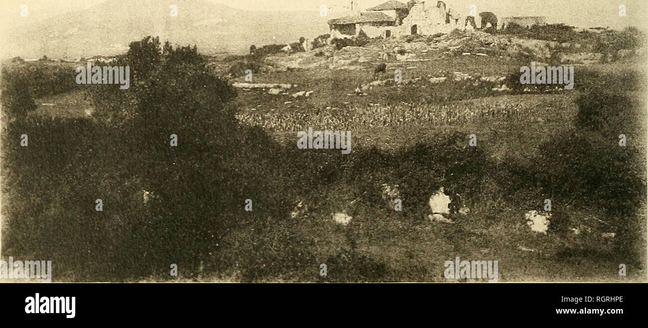 . Bulletin de la SociÃ©tÃ© d'histoire naturelle de Toulouse. L'histoire naturelle. 1. - Falaises du Cuegle gargasiens Ã Rudistes (calcaires) au 1Â"' plan. Au 2e plan, deux pointes de calcaires dinantiens. Dans le fond, grÃ©voniens¨s días de la nappe des Sierras planas. La Meseta de Cortiguera. S. w. NE.. - Au 1er plan, vieux chÃ¢teau {casa solar) ruinÃ©. CÃ©nomaniens calcaires des environs du hameau de Mar. Au fond Â" de la Meseta de Cortiguera Â", la participation financière de synclinal grÃ sÃ©noniens, inversion du relief.. Veuillez noter que ces images sont extraites de la page numérisée des images qui peuvent avoir été retouchées numériquement pour Banque D'Images