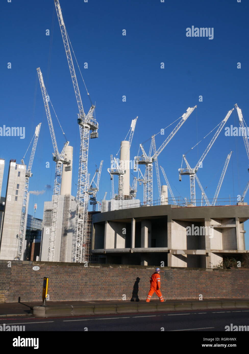 Exploitation des grues sur le réaménagement de Battersea Power Station à Londres, en Angleterre. Banque D'Images