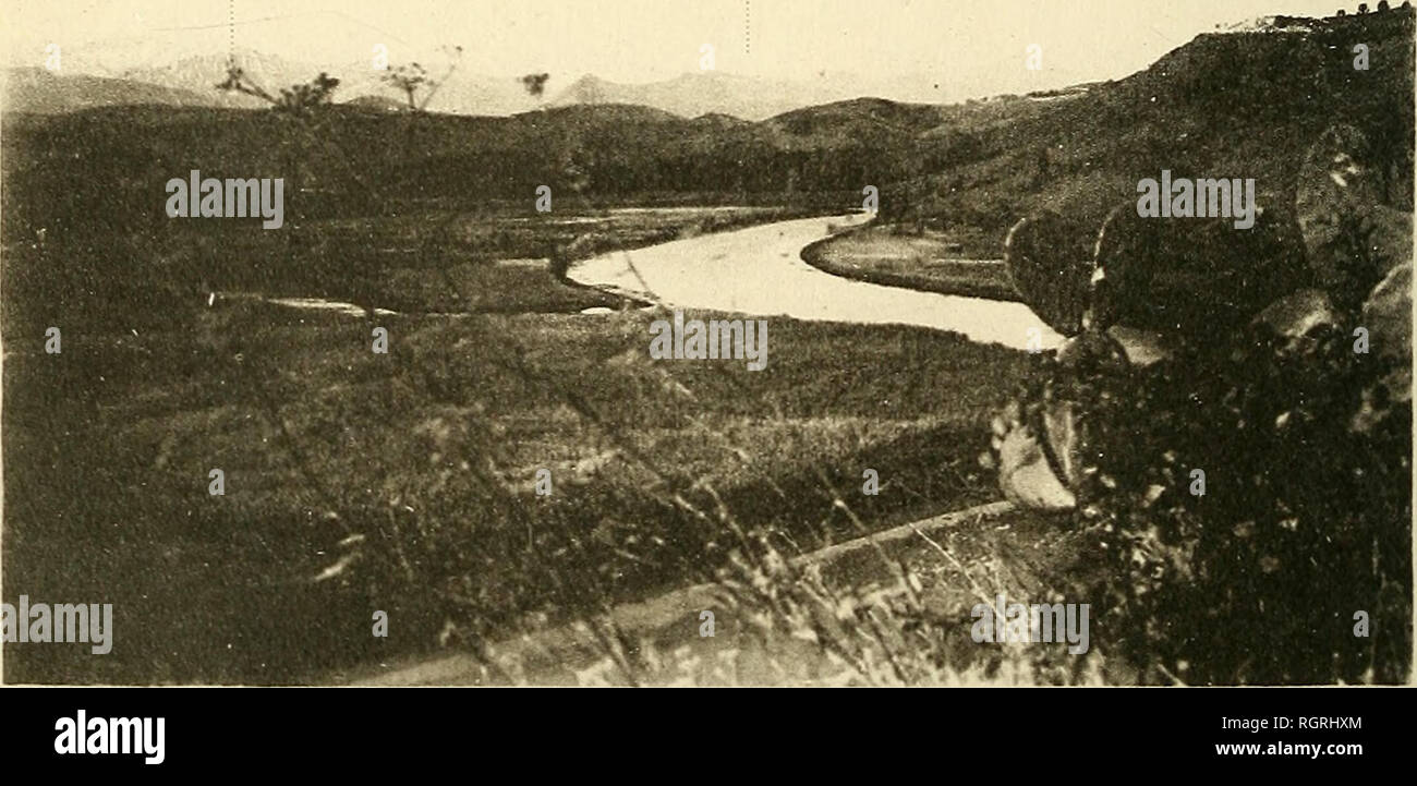 . Bulletin de la SociÃ©tÃ© d'histoire naturelle de Toulouse. L'histoire naturelle. 1. "Grande ria de San Vicente de la Barquera, vue de la rive, E. Ã María©e basse. On voit l'importance du colmatage. Ticus de Euiopa. La Sierra de Cuera. S. E. N.W.. 2. Â Ria occidentale de San Vicente, MARÍA Ã©e haute. Une grande partie col- matÃ©e est couverte de prÃ©s (marismas). Au premier plan, un nopal poussÃ© naturellement sur le versant S. du rocher qui supporte l'Ã©glise et le vieux San Vicente.. Veuillez noter que ces images sont extraites de la page numérisée des images qui peuvent avoir été retouchées numériquement pour readabi Banque D'Images