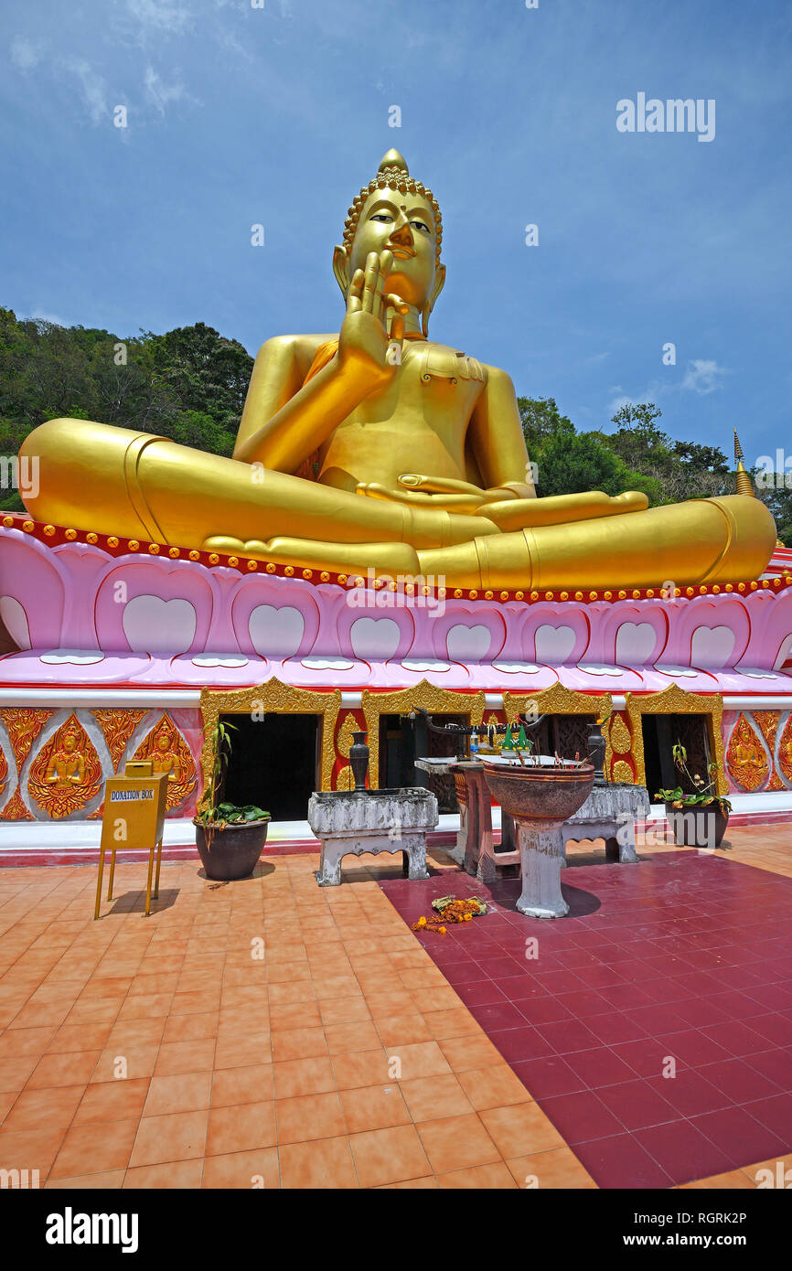 Sitzender goldener Bouddha, Tempel Wat Khao Rang, Phuket, Thailand Banque D'Images