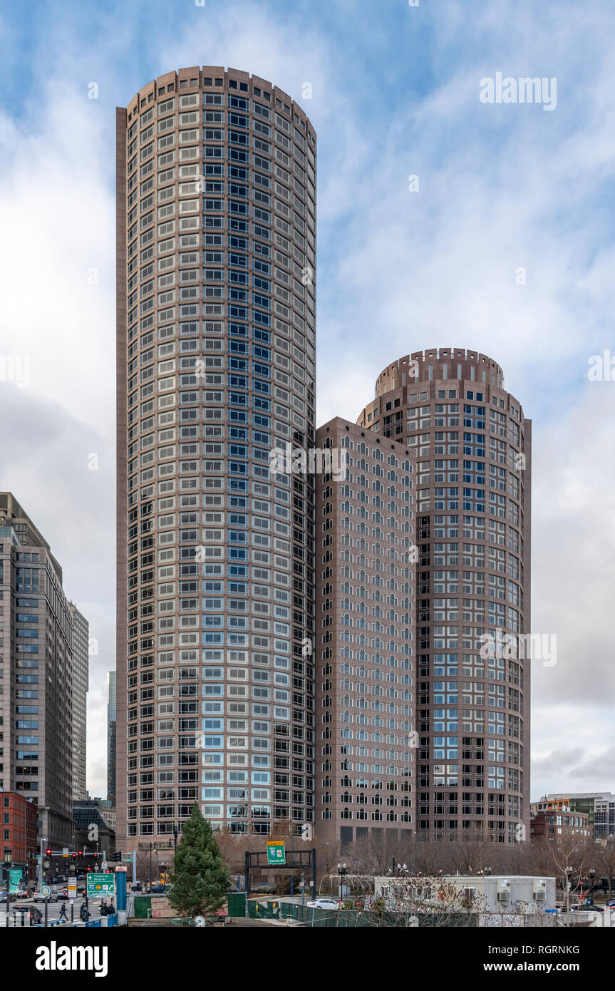 Une Place Internationale, gratte-ciel à Boston, Massachusetts, États-Unis. Trois parties distinctes. La gauche et le centre de tours sont rejoint celui de droite est séparée. Banque D'Images