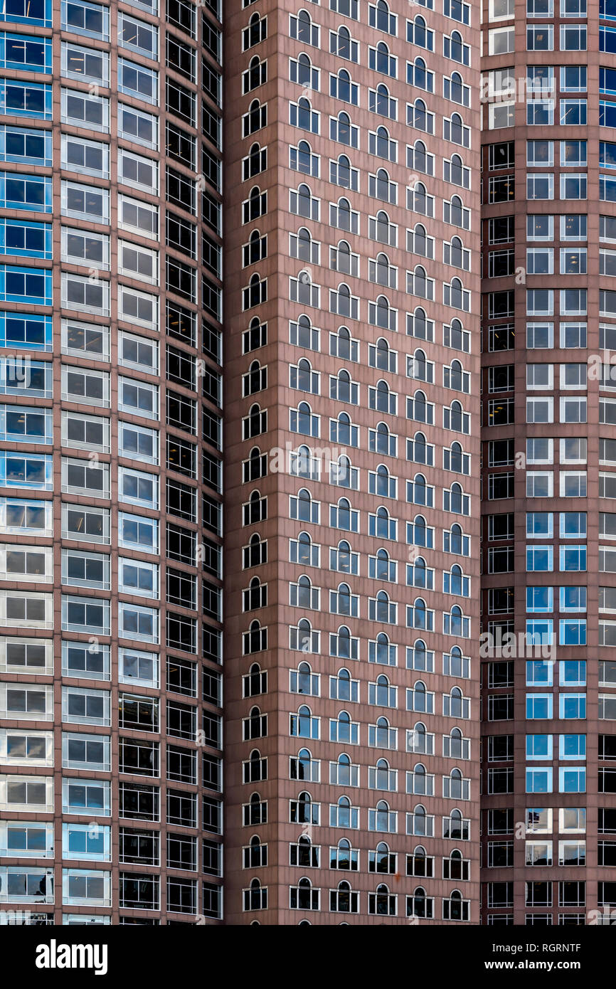 Une Place Internationale, gratte-ciel à Boston, Massachusetts, États-Unis. Trois parties distinctes. La gauche et le centre de tours sont rejoint celui de droite est séparée. Banque D'Images