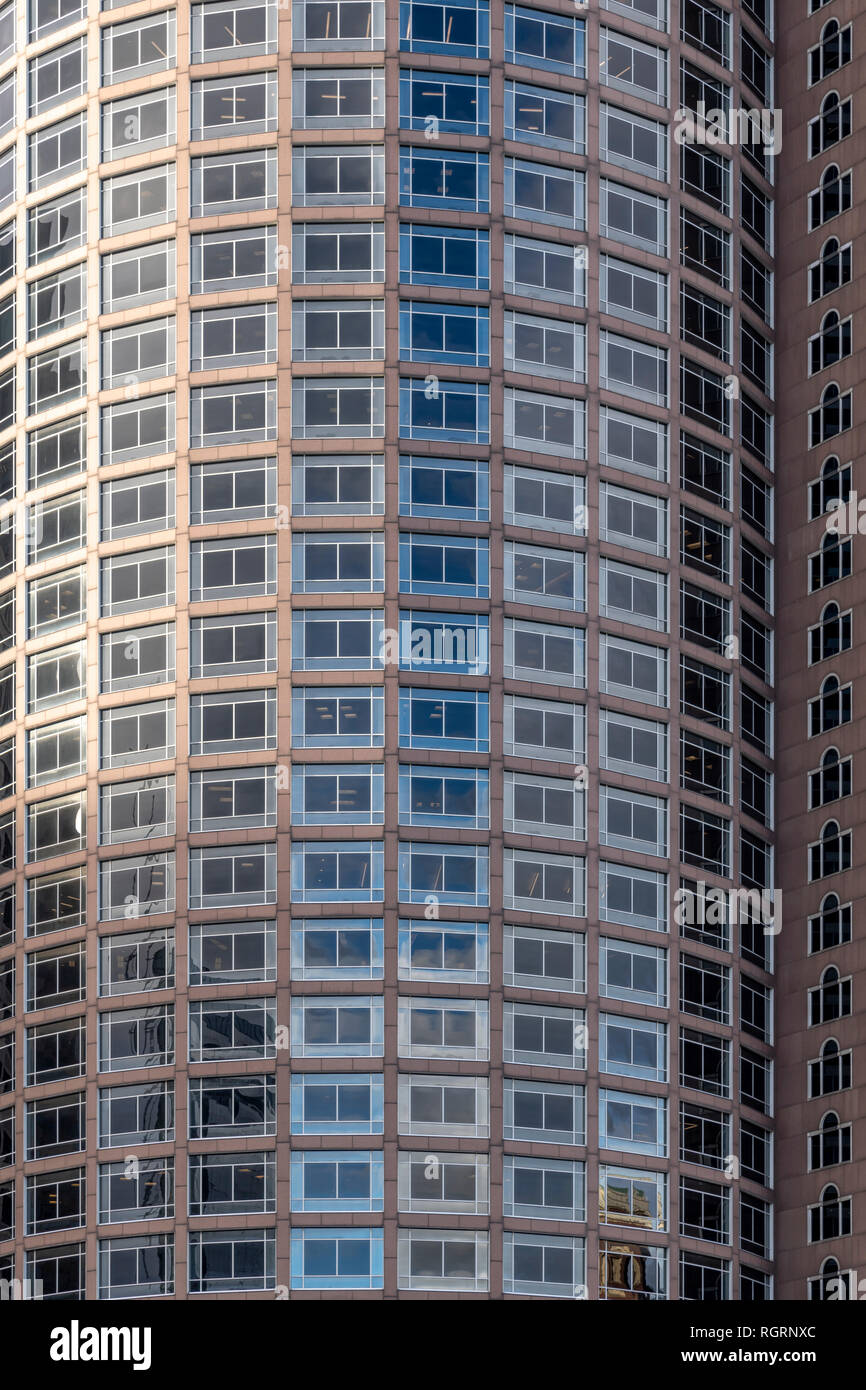 Une Place Internationale, gratte-ciel à Boston, Massachusetts, États-Unis. Trois parties distinctes. La gauche et le centre de tours sont rejoint celui de droite est séparée. Banque D'Images