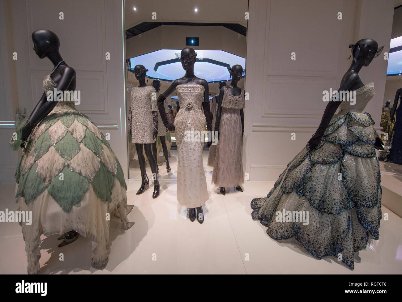 V&A, London, UK 30 Jan 2019 Christian Dior : Créateur de rêves retrace l'histoire et l'impact de l'un des plus influents du xxe siècle couturiers Banque D'Images