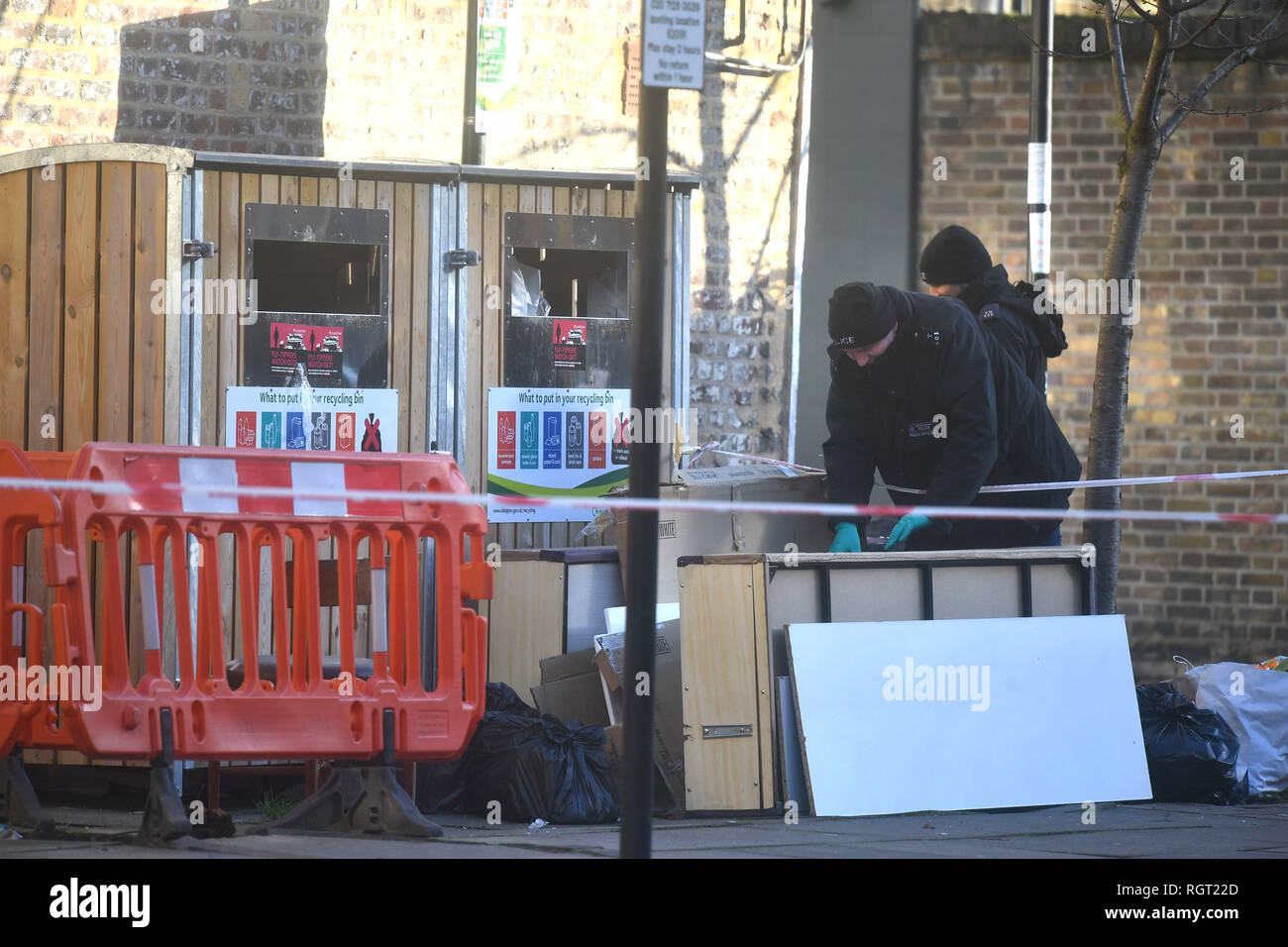 La recherche de la police près de la scène, à Islington, au nord de Londres où un garçon de 17 ans, qui n'a pas été identifié, a été déclaré mort après avoir été poignardé mardi soir. Banque D'Images