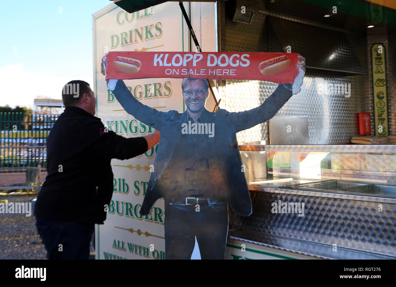 Vue d'un aliment avec un stand vendeurs 'chiens' Klopp enseigne à l'extérieur, avant le premier match de championnat à Anfield entre Liverpool et Leicester City. Banque D'Images