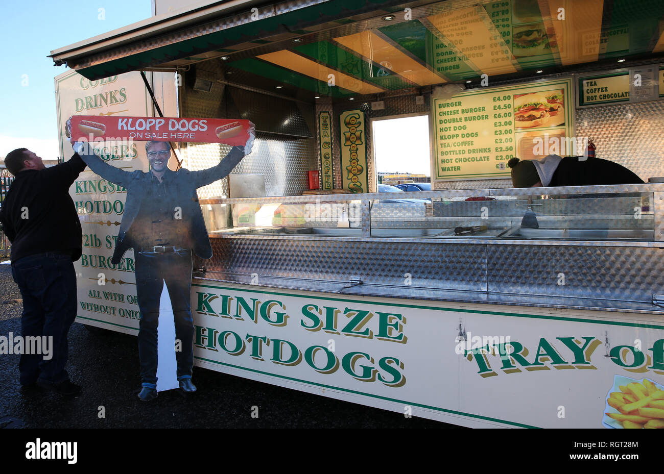 Vue d'un aliment avec un stand vendeurs 'chiens' Klopp enseigne à l'extérieur, avant le premier match de championnat à Anfield entre Liverpool et Leicester City. Banque D'Images