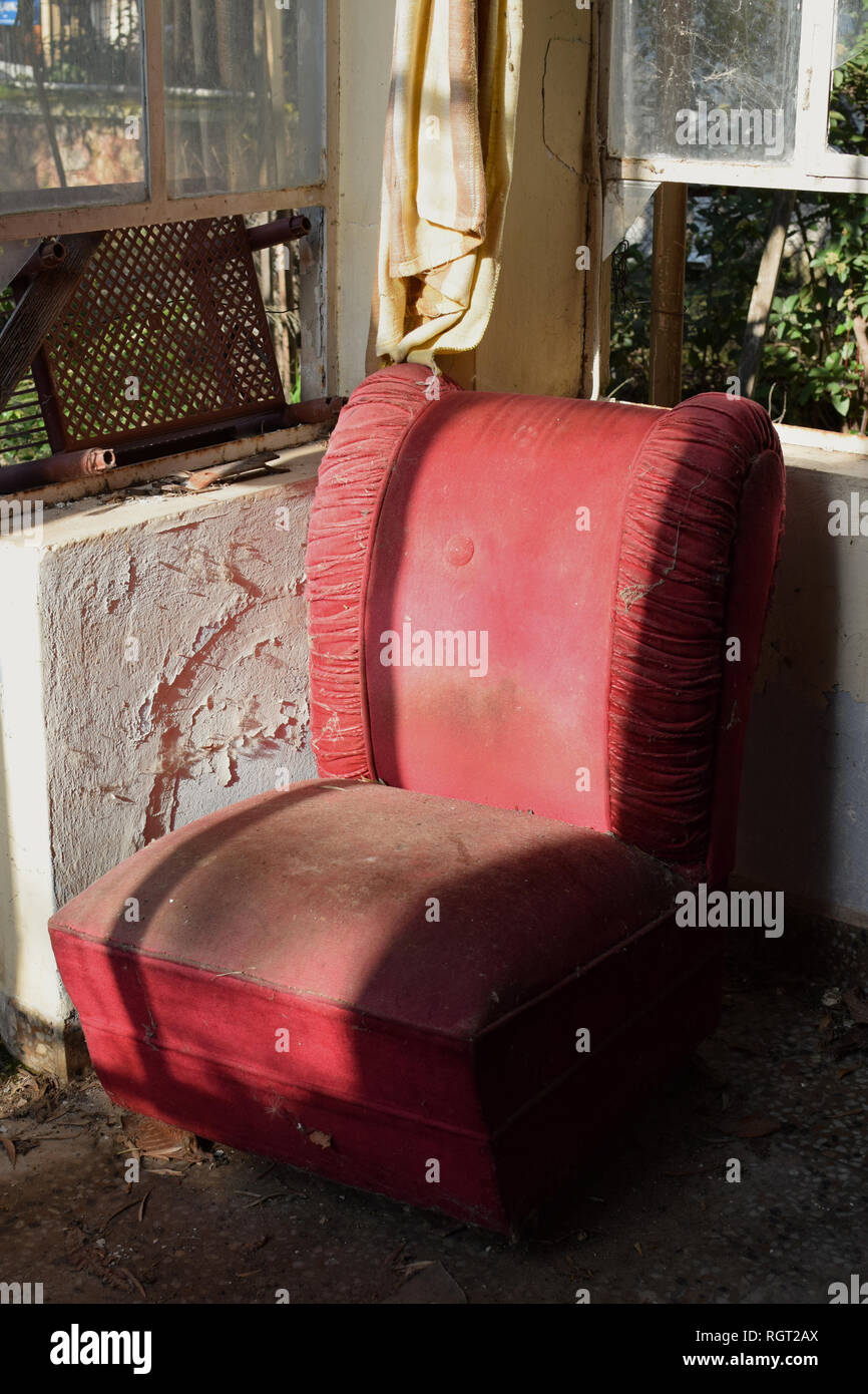 Vintage fauteuil rouge couverts de poussière et d'araignée. Maison abandonnée de l'intérieur. Banque D'Images