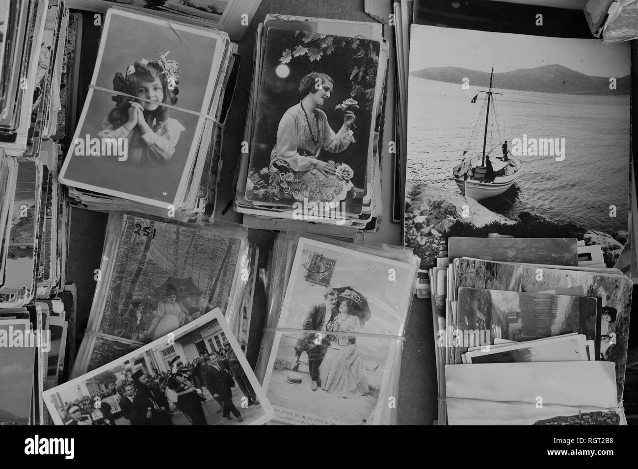 Athènes, Grèce - 14 septembre 2018 : Collection de cartes postales anciennes et des photographies d'antiquités brocante au magasin. Noir et blanc. Banque D'Images