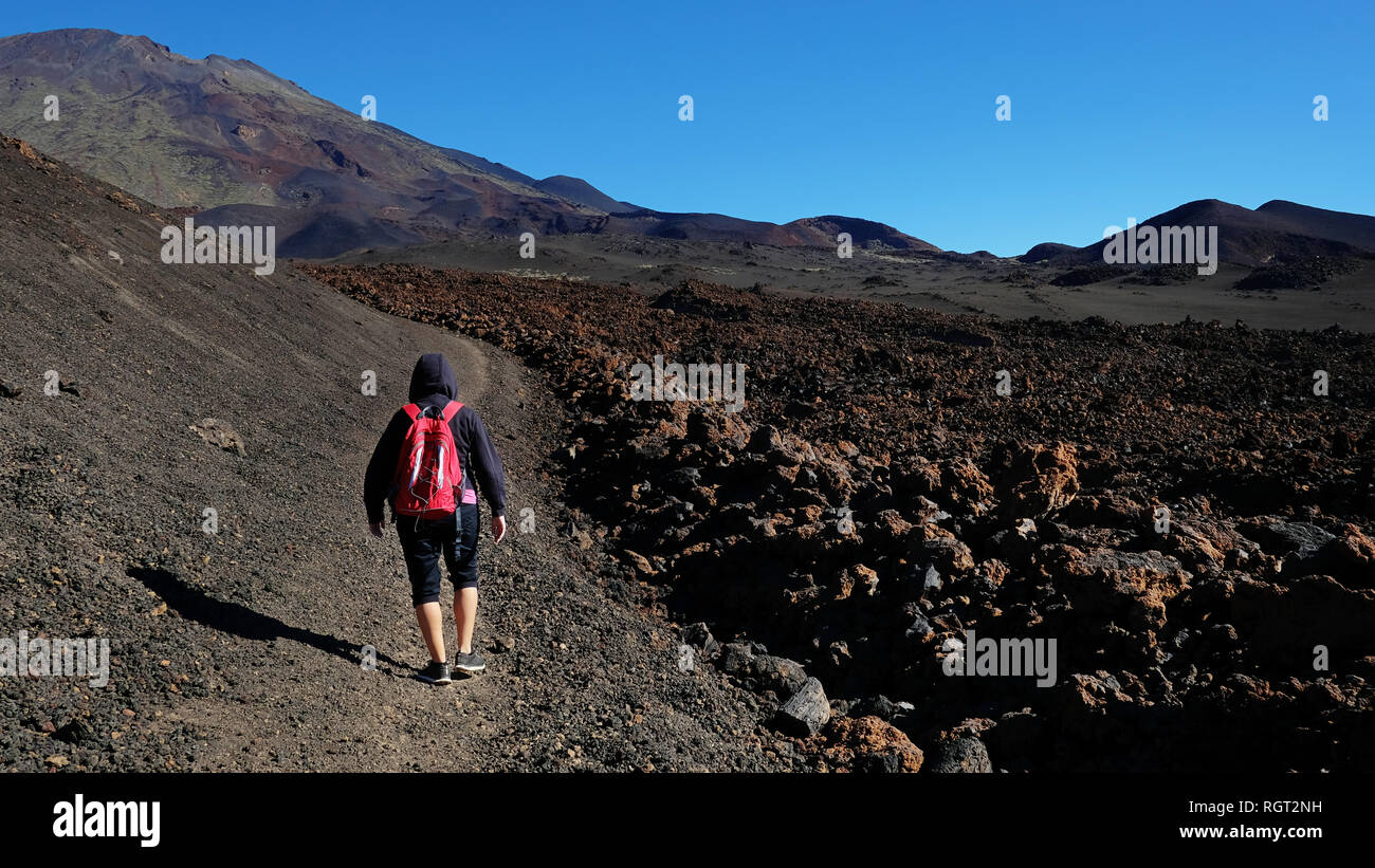 Female hiker marcher le chemin à travers le paysage volcanique du Montana Samara, en direction de Pico Viejo et de Las Cuevas Negras, Tenerife, Îles Canaries Banque D'Images