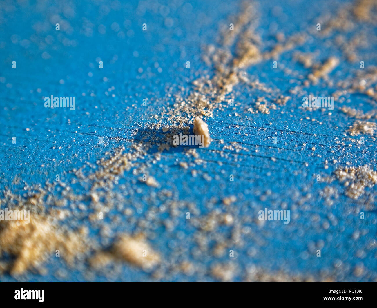 Le sable sur le panneau bleu, close-up Banque D'Images