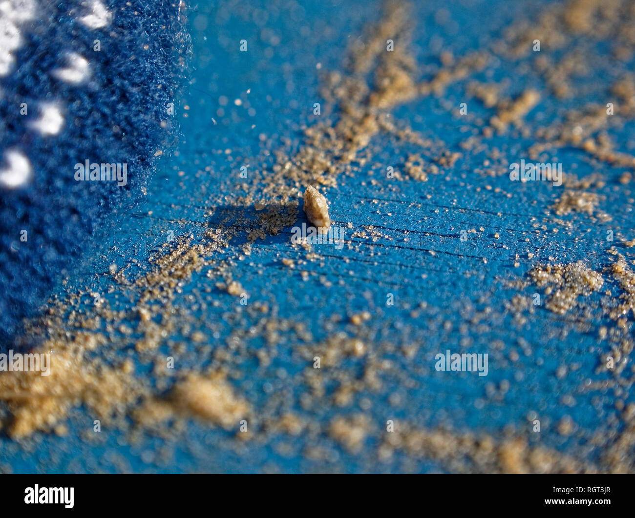 Le sable sur le panneau bleu, close-up Banque D'Images