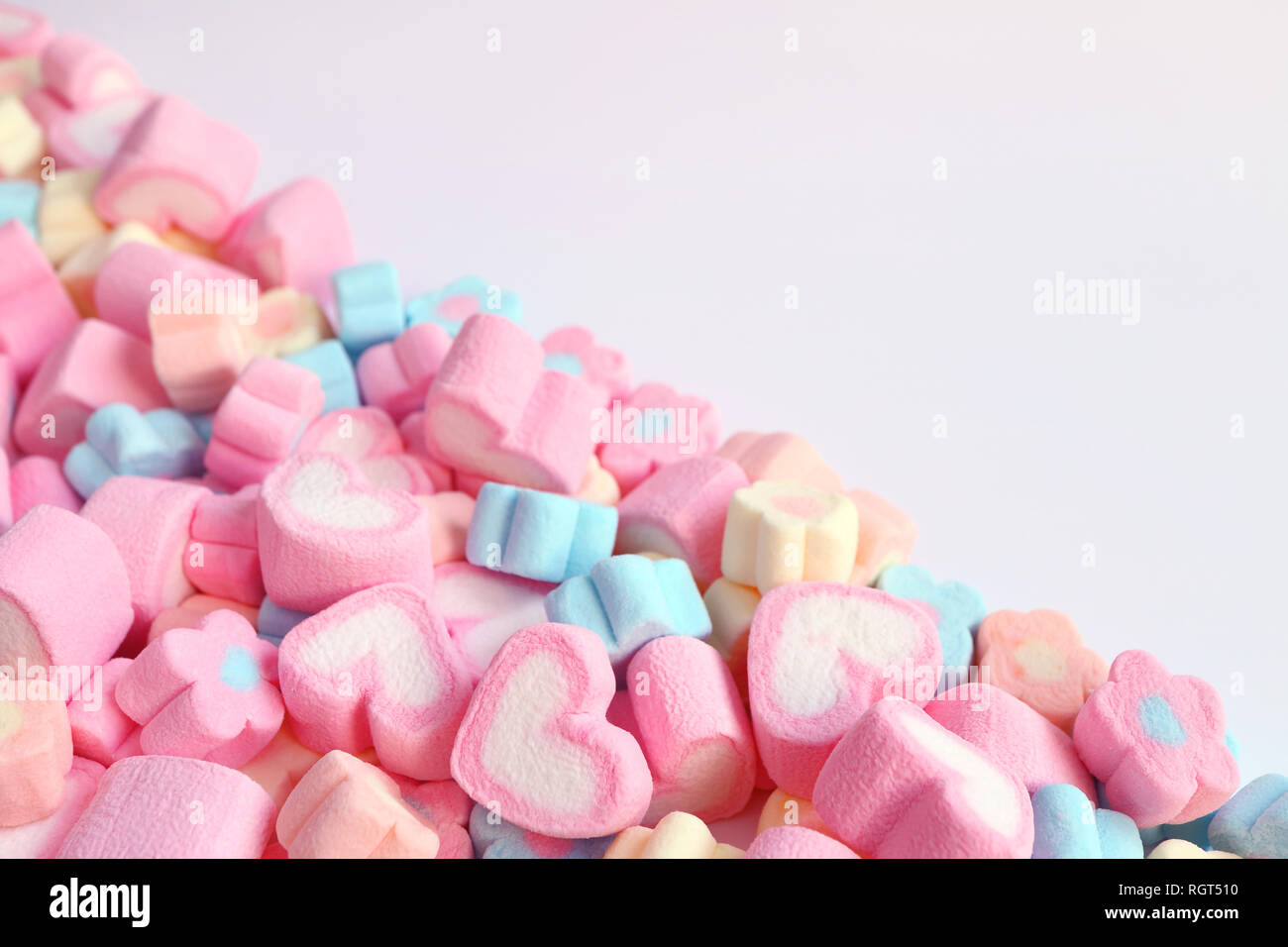 Pile de en forme de coeur rose en forme de fleur de couleur pastel et  Bonbons Guimauve avec de l'espace libre pour la conception ou le texte,  concept Valentine Photo Stock -