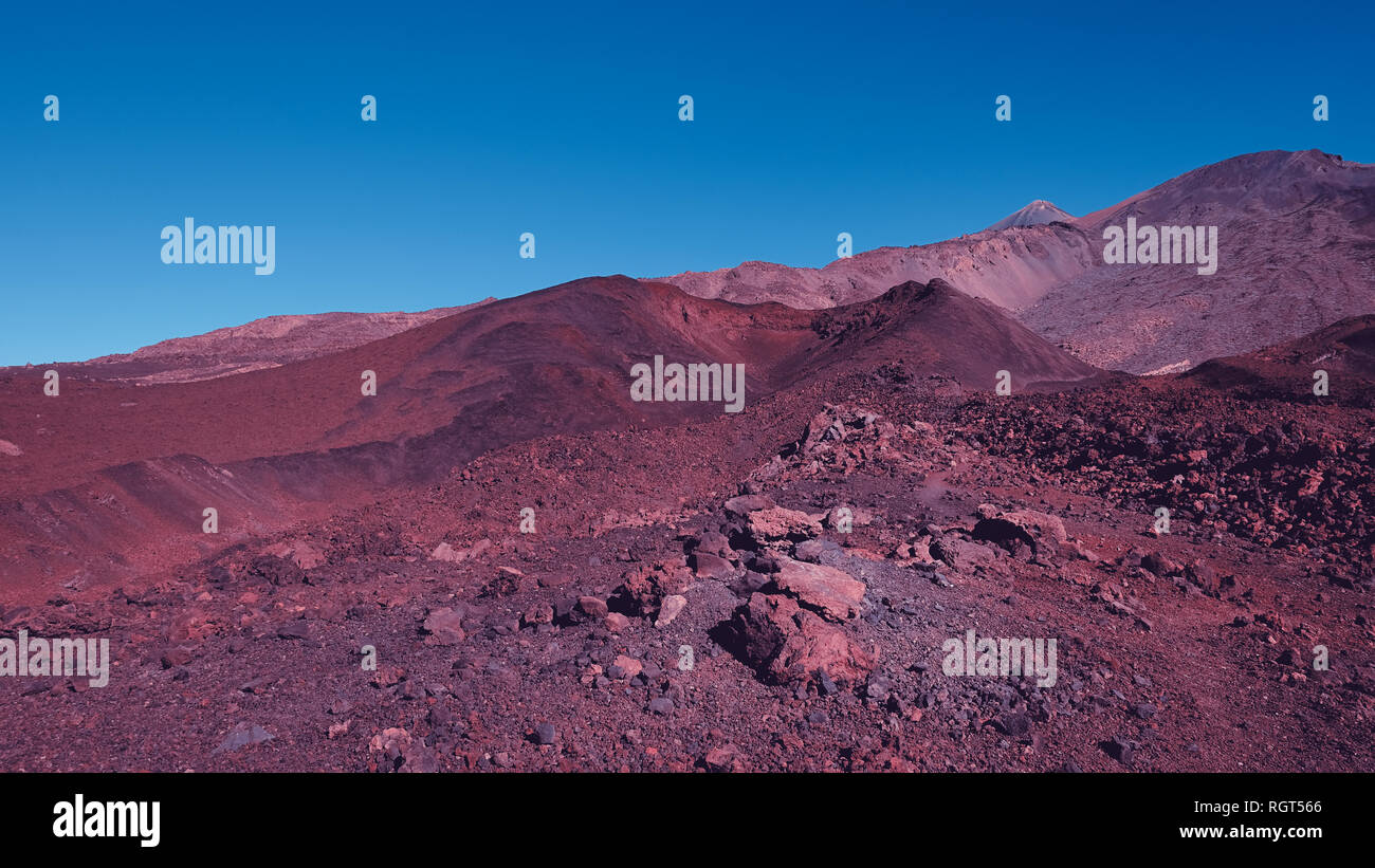 L'effet de couleur futuriste paysage volcanique du Pico del Teide et Pico Viejo, dans le Parc National du Teide, concept d'étranger ou d'origine de la vie Banque D'Images