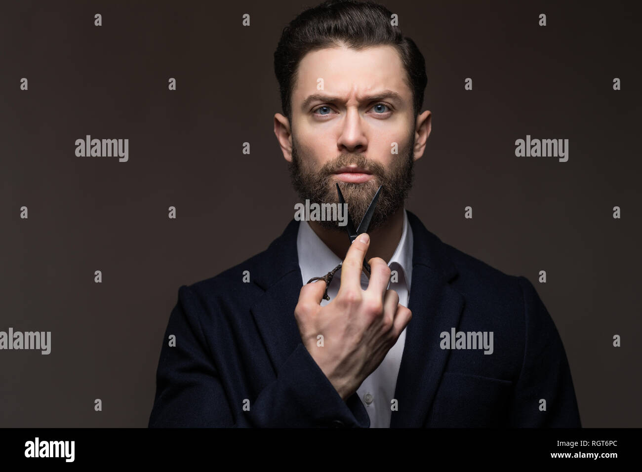 Ciseaux De Coiffeur Salon De Coiffure Hipster Mâle Brutal