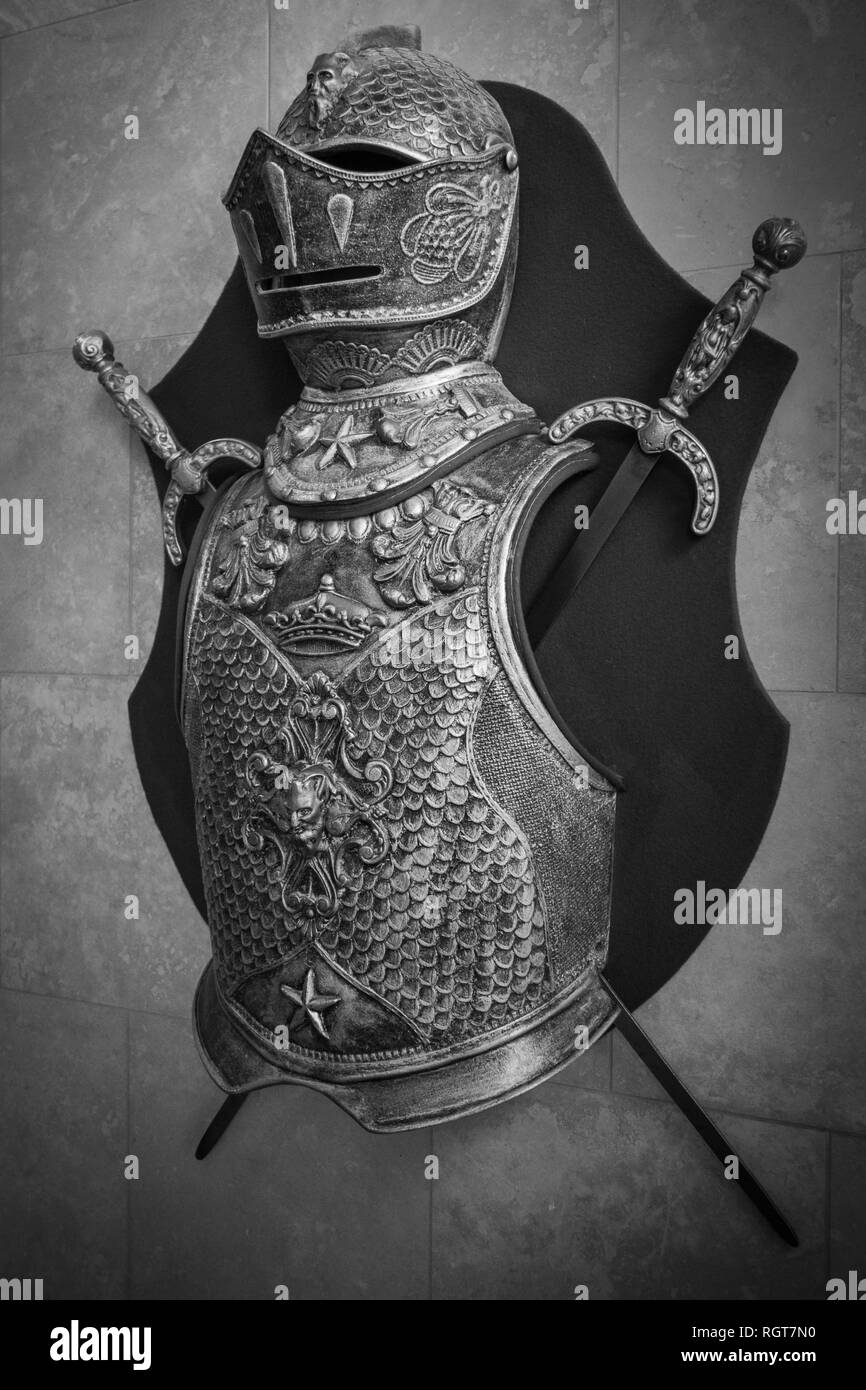 Ancien chevalier armure avec un casque et des épées croisées Banque D'Images