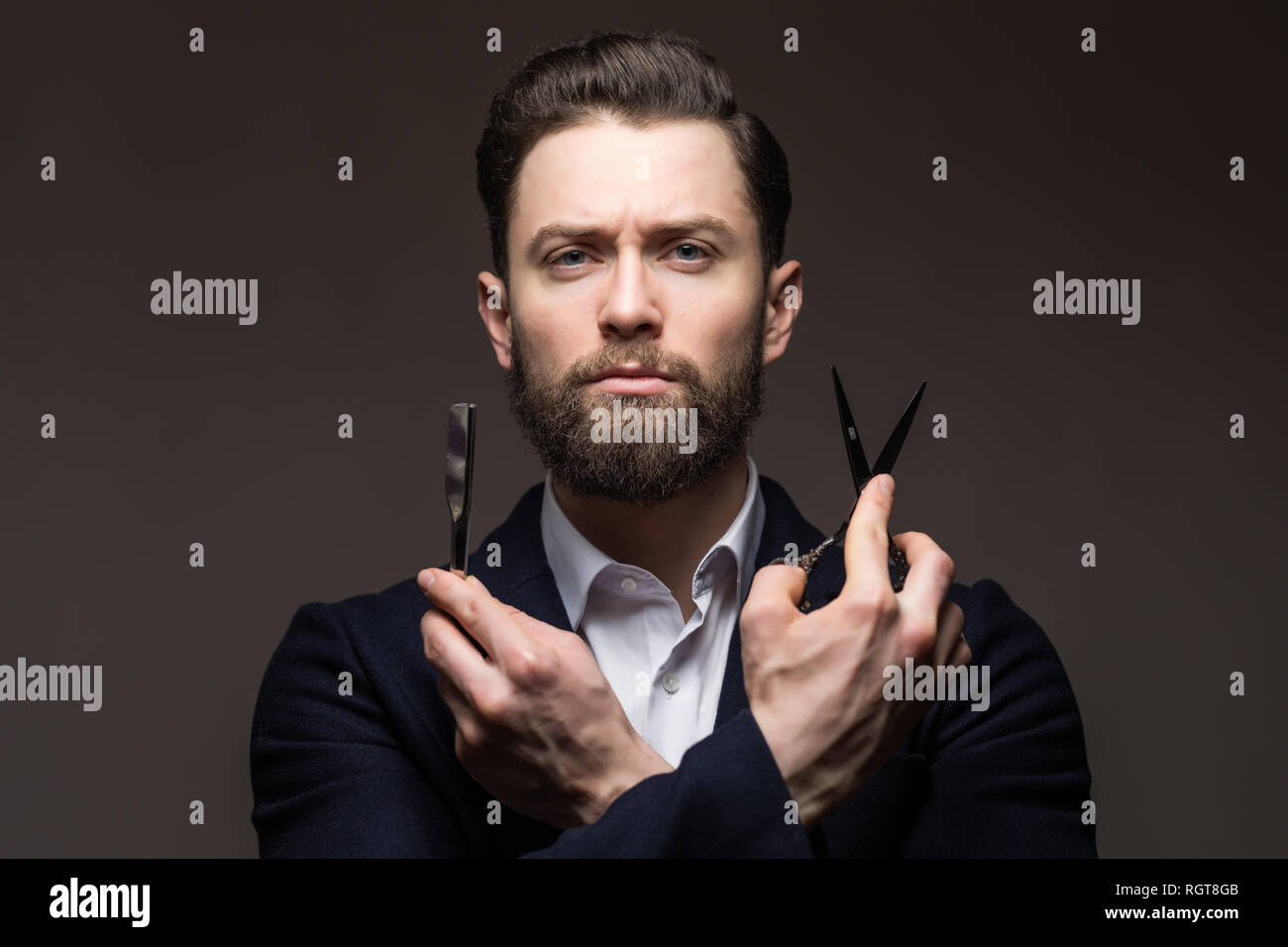 Homme Barbu Caucasian Hipster Avec Moustache Holding Ciseaux Et