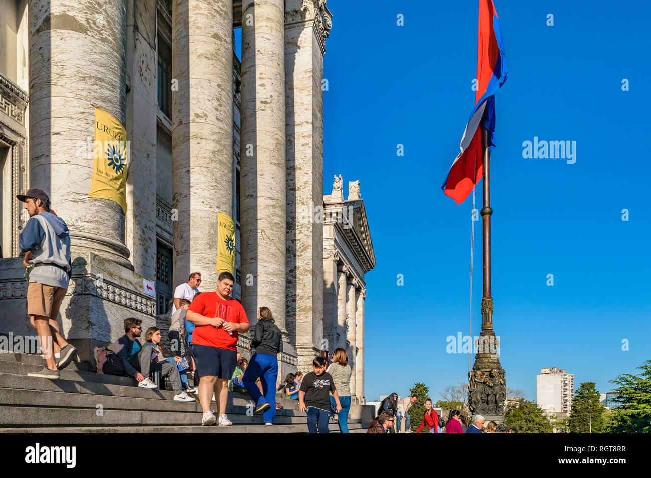 MONTEVIDEO, URUGUAY, octobre - 2018 - Les gens d'entrer à l'escalade Joly le pouvoir législatif palace pendant la journée du patrimoine le cas Banque D'Images