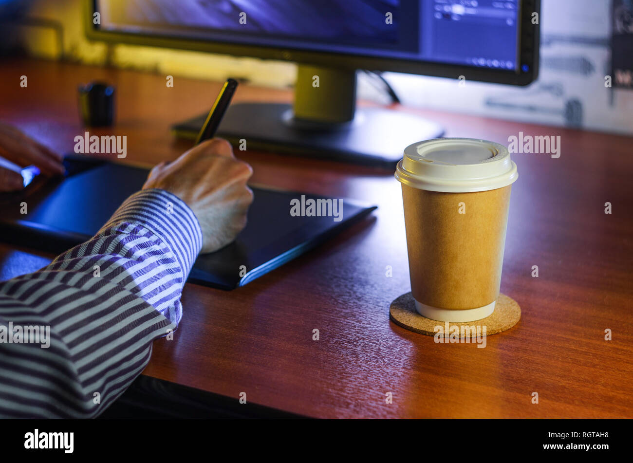 Vue côté bureau. Ordinateur tablette graphique tasse de café la main. Concept pour le site web banner, immersive, contexte, la présentation et le matériel marketing Banque D'Images