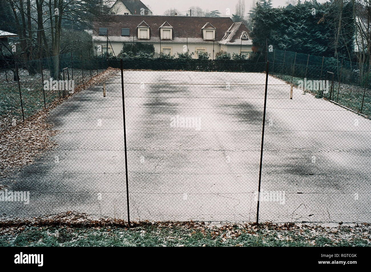 AJAXNETPHOTO. LOUVECIENNES, FRANCE. - Légèrement couverts - TENNIS DANS LE VILLAGE DANS UN PETIT NOMBRE DE couverts de neige. PHOTO:JONATHAN EASTLAND REF:CD2587  27 26A Banque D'Images