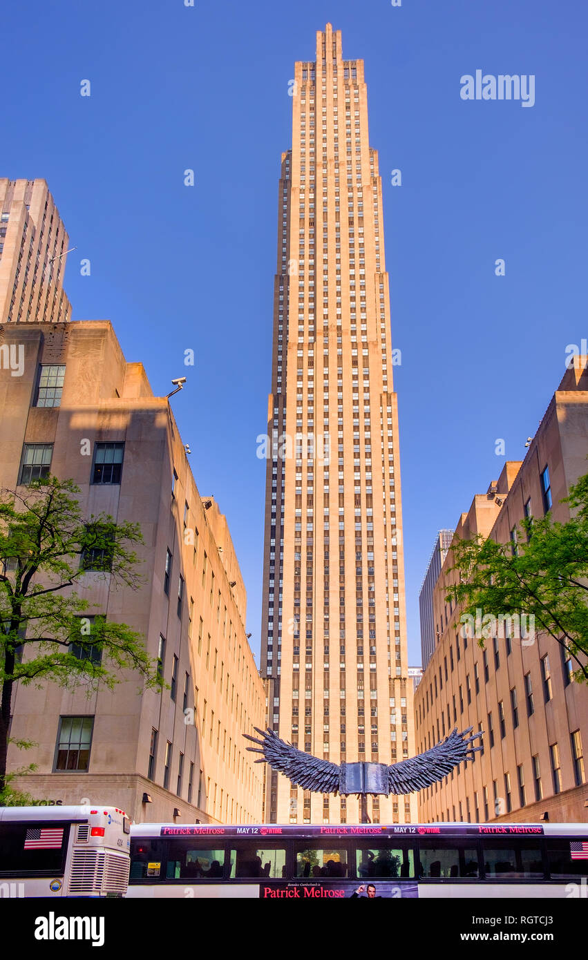 New York City, USA, mai 2018, la Fondation Rockefeller building tourné en face de la circulation routière Banque D'Images