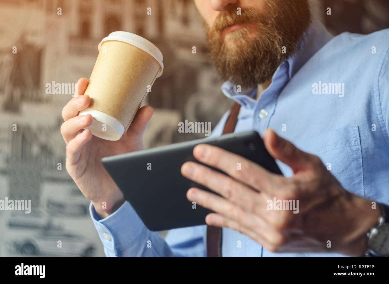 Businessman using digital tablet et boire du café. Coupe Papier Smartphone Shirt barbe. Pause café Concept Bureau Banque D'Images