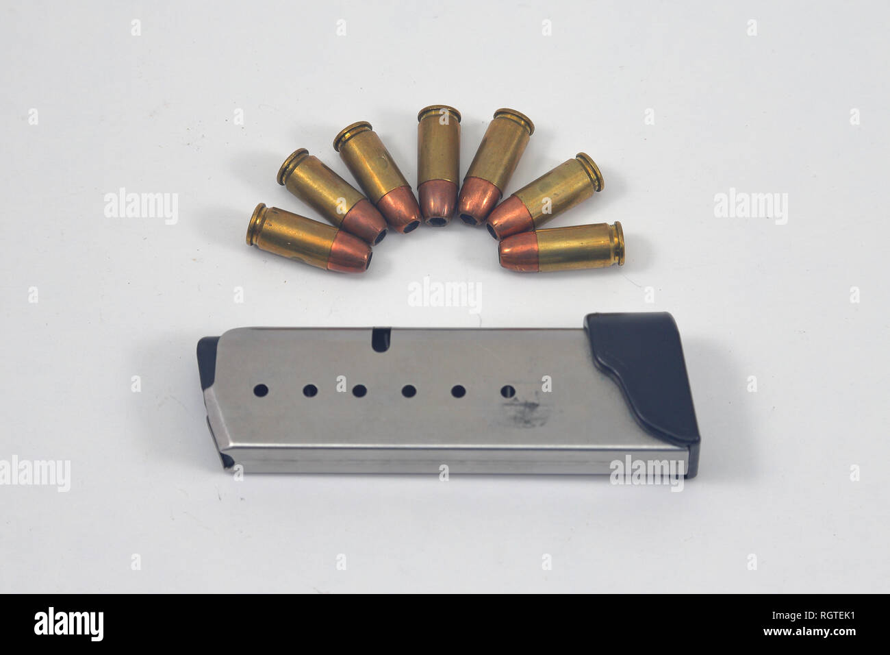 Des munitions de pistolet et magazine sur fond blanc. Utilisé avec un pistolet semi-automatique Banque D'Images