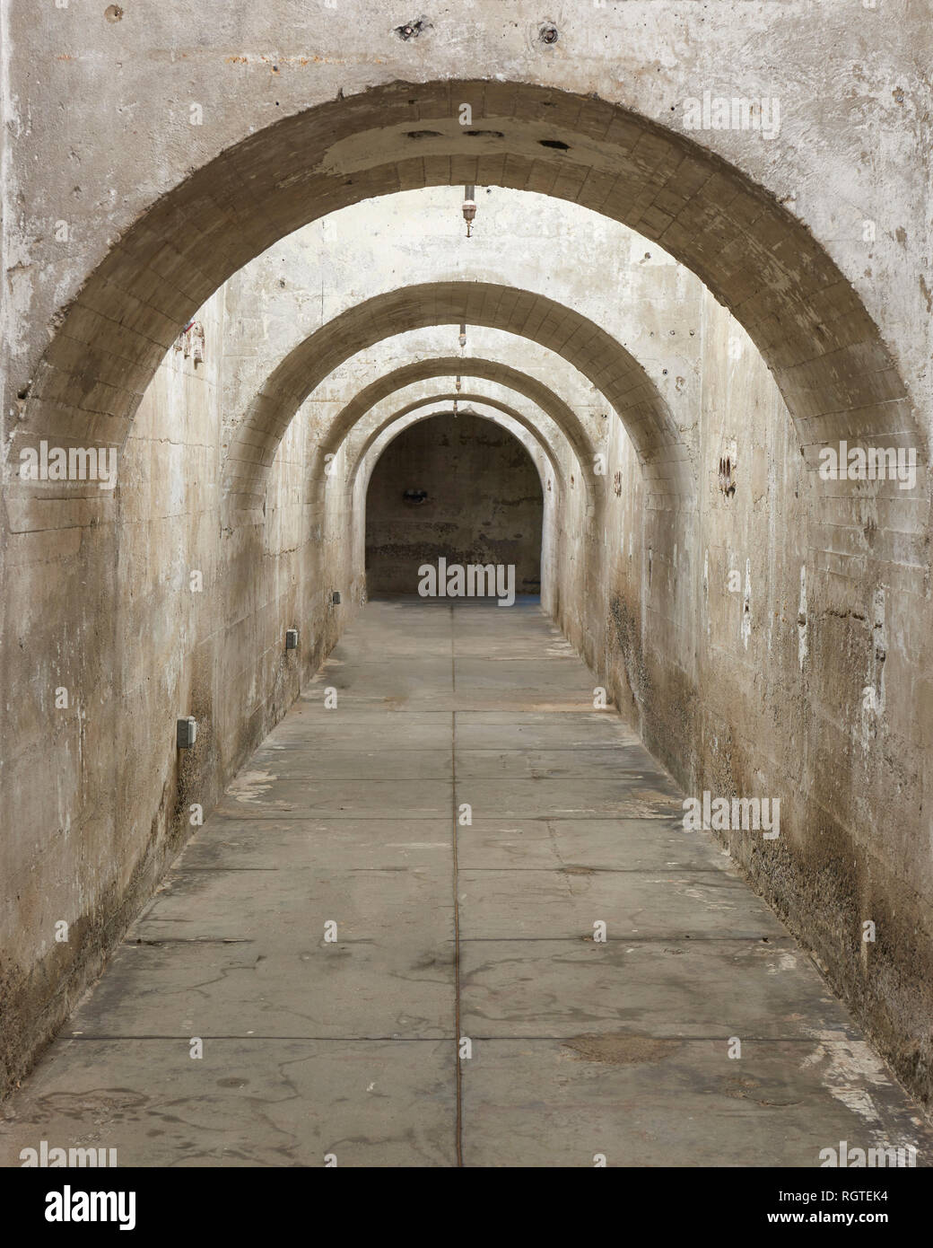 Vue d'un tunnel avec arch et matières murs Banque D'Images