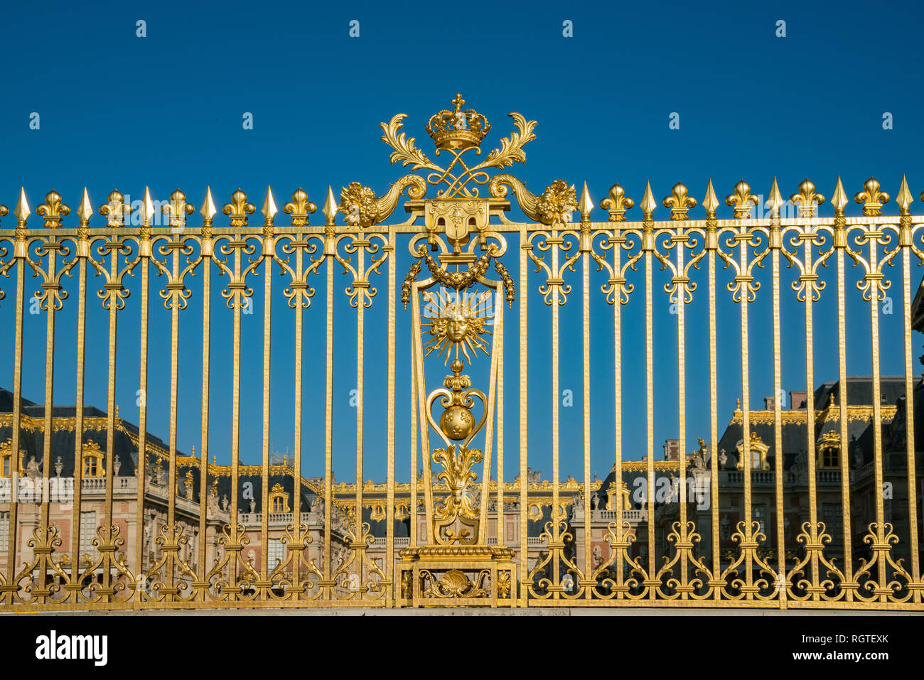 La porte d'entrée d'or du célèbre château de Versailles à la France Banque D'Images