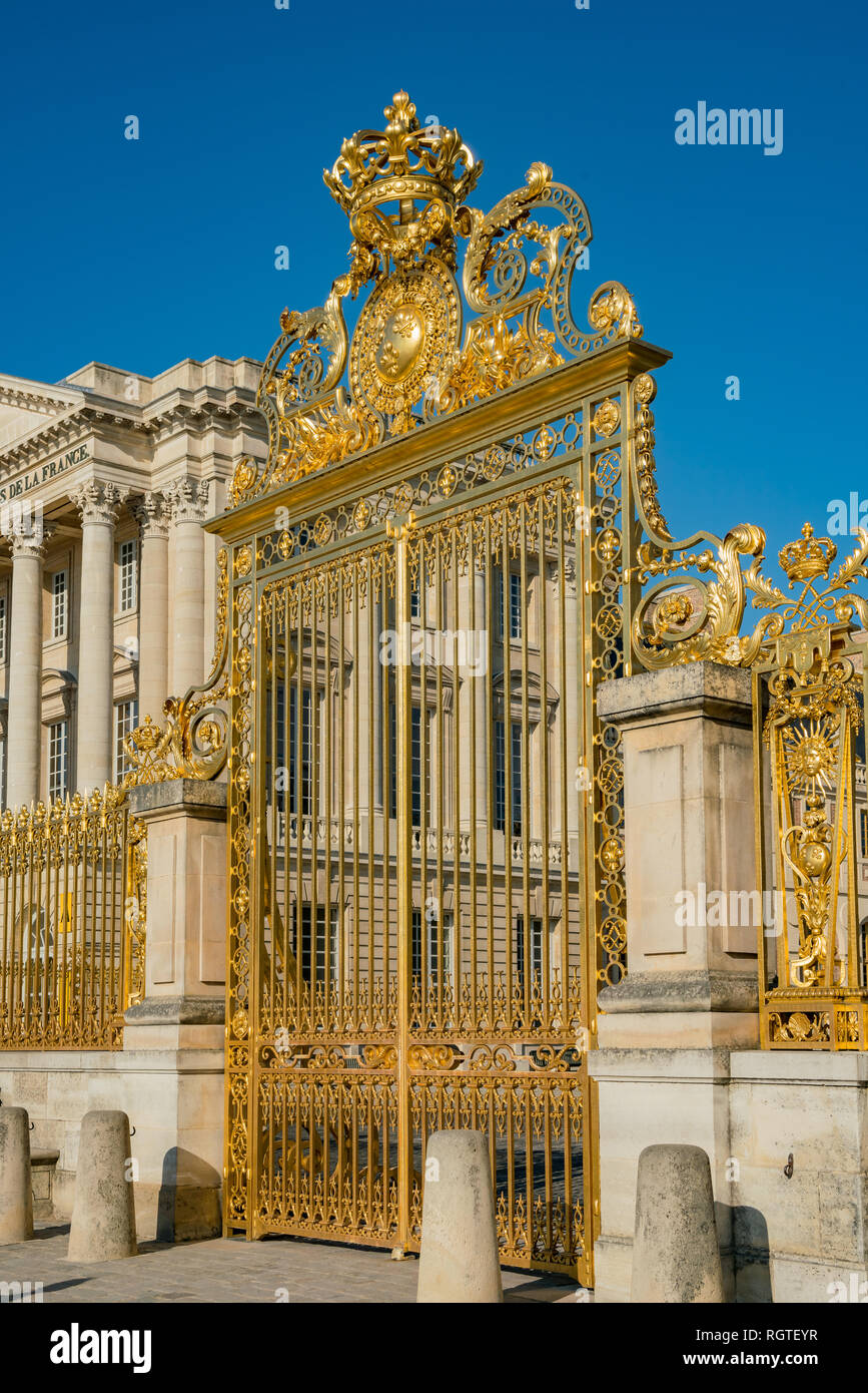 la-porte-d-entr-e-d-or-du-c-l-bre-ch-teau-de-versailles-la-france