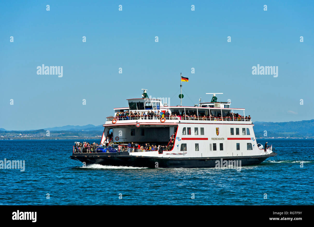 La traversée ferry Friedrichshafen Lac de Constance dans le service régulier de transport de passagers et de voitures entre Friedrichshafen, Allemagne, et Romanshorn, Suisse Banque D'Images