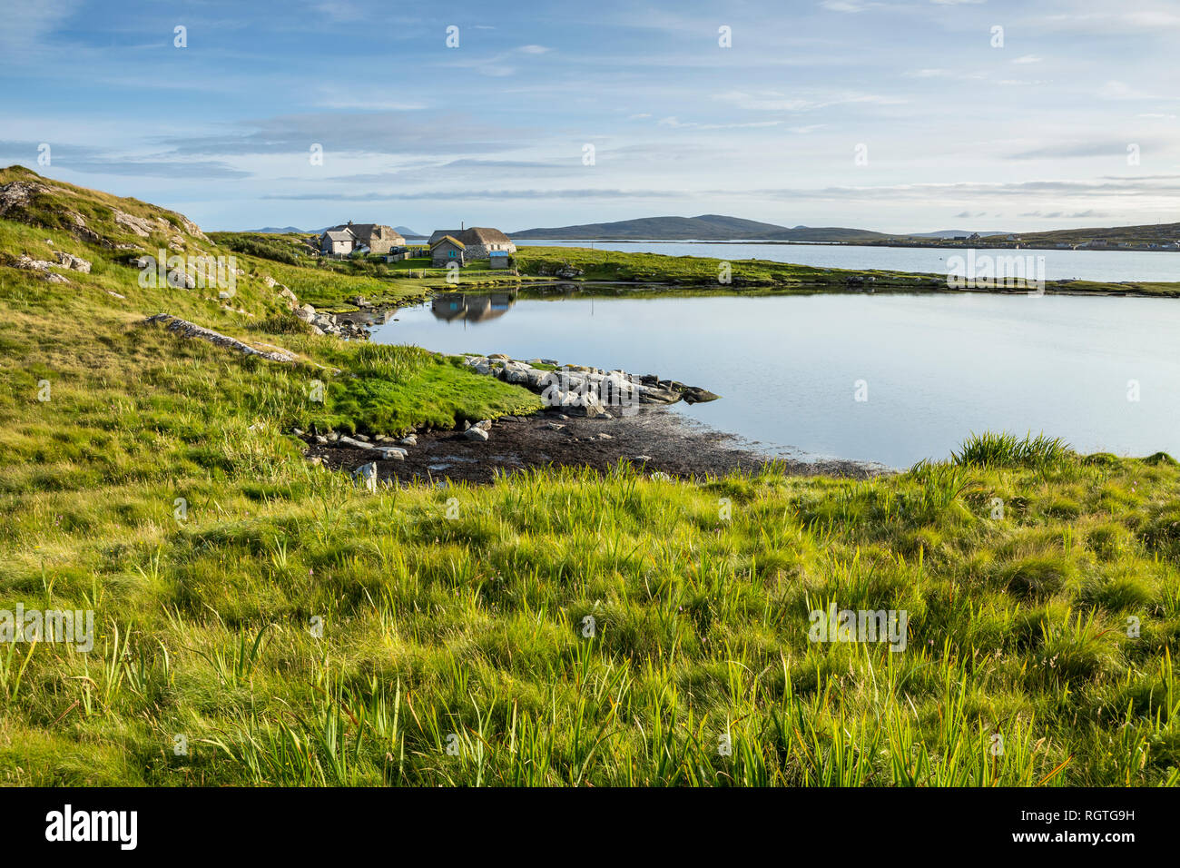 Vue sur la mer calme, à l'île de Uist, îles Hébrides, Ecosse, Royaume-Uni Banque D'Images