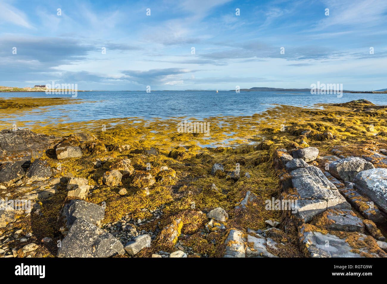 Vue sur la mer calme, à l'île de Uist, îles Hébrides, Ecosse, Royaume-Uni Banque D'Images
