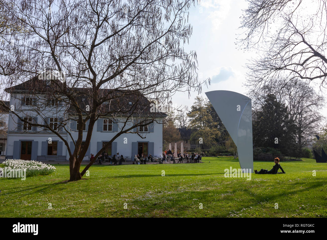 Les courbes blanches (2002), faite d'aluminium blanc, par Ellsworth Kelly, Fondation Beyeler à Riehen, Suisse Banque D'Images