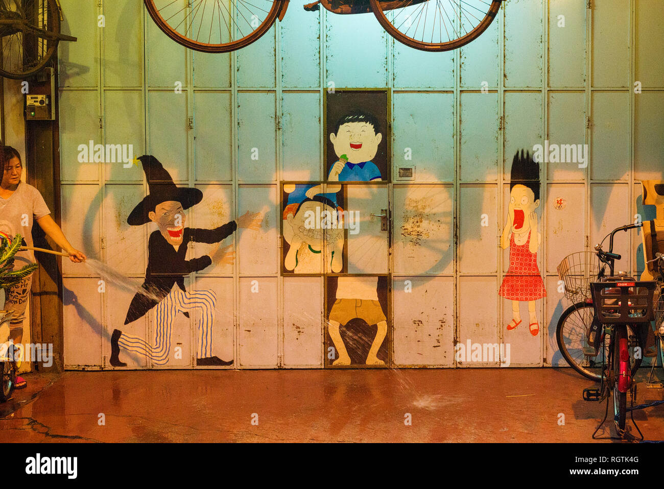 L'art de rue sur la façade fermée d'un revendeur de vélo à George Town, Penang, Malaisie Banque D'Images