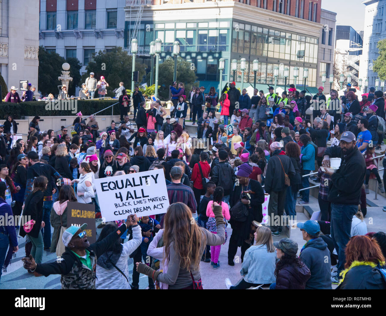 OAKLAND, CA/USA - 20 janvier 2018 : les participants non identifiés à la Marche des femmes. Inscrivez-lit 'égalité [pour] tous, Black vit, Rêve propre Ac Banque D'Images