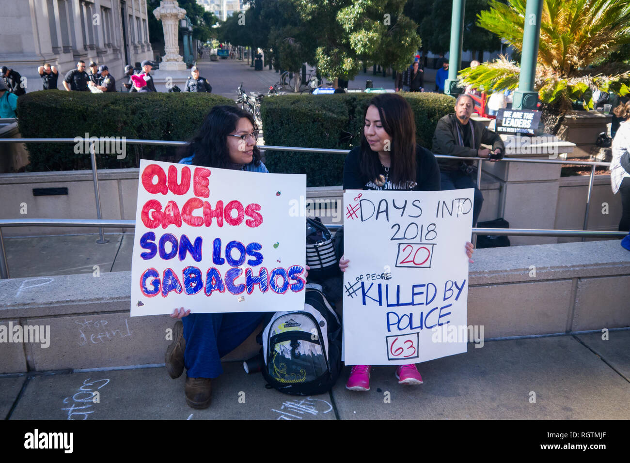 OAKLAND, CA/USA - 20 janvier 2018 : la police lors des participants à la Marche des femmes. Lire les signes '20 jours en 2018, 63 personnes tuées par Banque D'Images