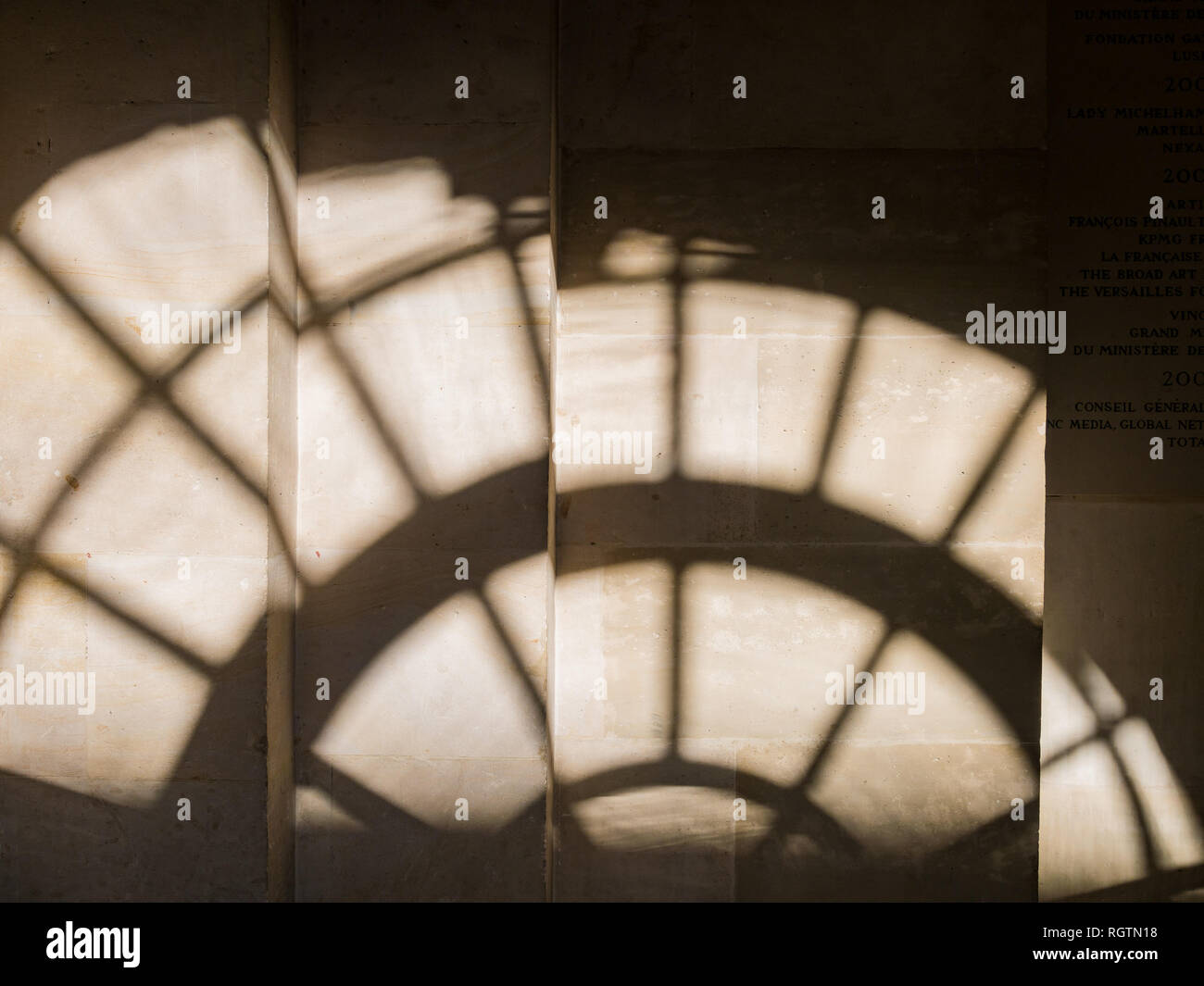 La lumière, l'ombre, les escaliers du célèbre château de Versailles à la France Banque D'Images