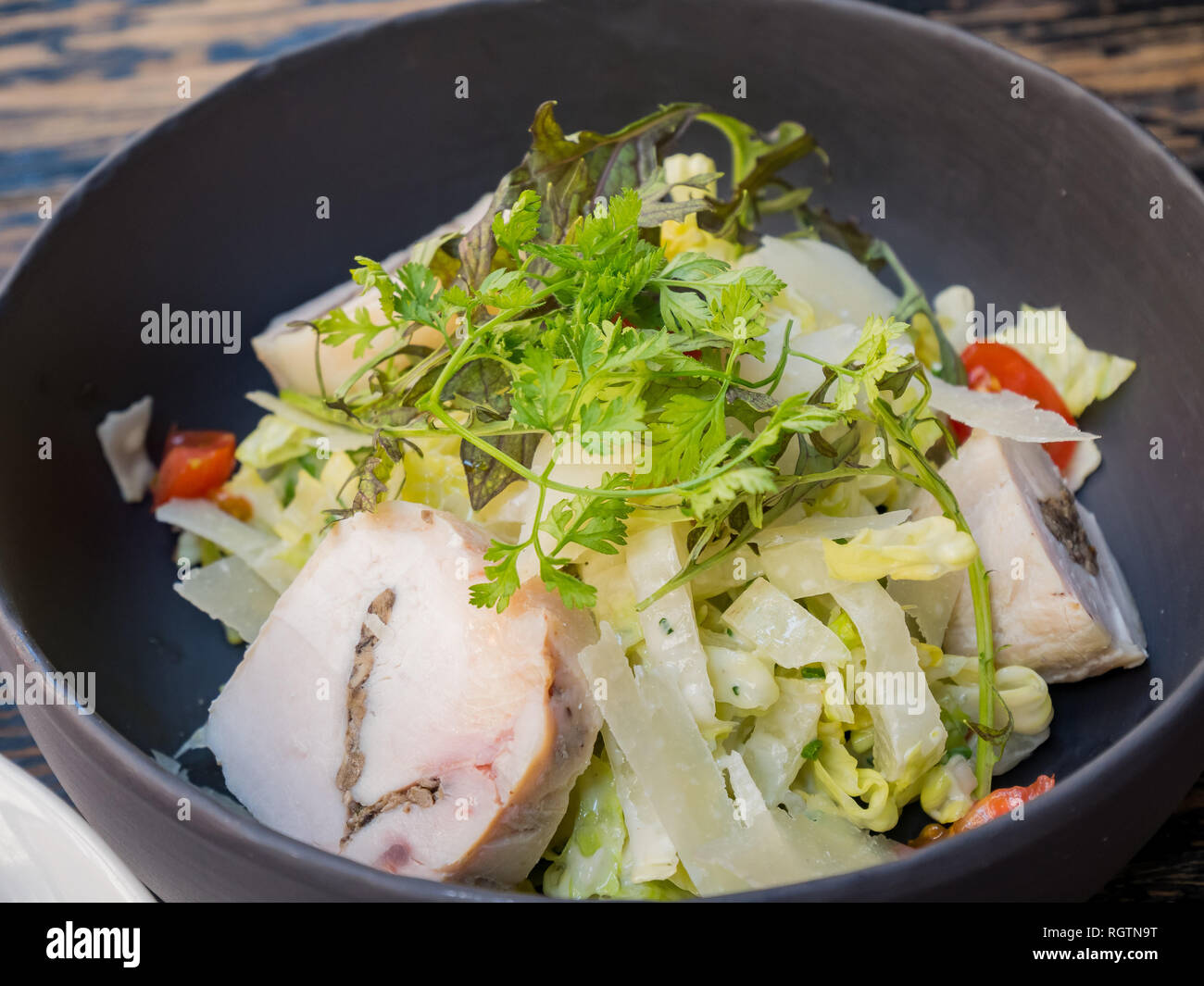 Gros plan de légumes et salade de poulet, mangé à Paris, France Banque D'Images